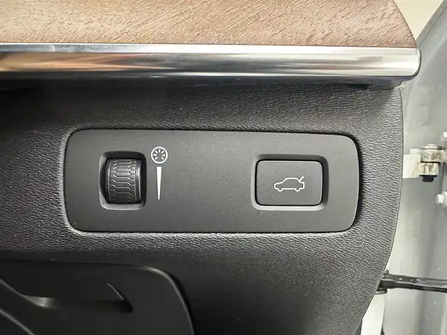 ボルボ ＸＣ９０ T6 AWD インスクリプション 兵庫県 2018(平30)年 8.8万km クリスタルホワイトP 純正HDDナビ/（CD、BT、フルセグ）/アラウンドビューモニター/コーナーセンサー/クロストラフィックアラート/自動駐車/アイドリングストップ/ETC/LKA/PCS/HUD/BLIS/ACC/ステアリングヒーター/パワーシート/本革シート/前席２ndシートシートヒーター/パワーバックドア/４WD/ルーフレール/社外フロアマット/オートハイビーム/LEDヘッドライト/LEDフォグランプ/純正２０インチAW