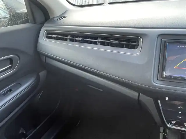 ホンダ ヴェゼル ハイブリッド 福岡県 2015(平27)年 10.7万km ルーセブラックM (株)IDOMが運営する【じしゃロン八幡西店】の自社ローン専用車両になります。こちらは現金またはオートローンご利用時の価格です。自社ローンご希望の方は別途その旨お申付け下さい/社外メモリナビ【MDV-L502】/(CD/SD/ipod/フルセグTV)/車両接近通報装置/ブレーキホールド/横滑り防止装置/パドルシフト/バックカメラ/ETC/ステアリングスイッチ/純正フロアマット/ヘッドライトレベライザー/スペアキー有/スマートキー