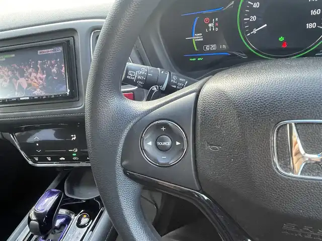 ホンダ ヴェゼル ハイブリッド 福岡県 2015(平27)年 10.7万km ルーセブラックM (株)IDOMが運営する【じしゃロン八幡西店】の自社ローン専用車両になります。こちらは現金またはオートローンご利用時の価格です。自社ローンご希望の方は別途その旨お申付け下さい/社外メモリナビ【MDV-L502】/(CD/SD/ipod/フルセグTV)/車両接近通報装置/ブレーキホールド/横滑り防止装置/パドルシフト/バックカメラ/ETC/ステアリングスイッチ/純正フロアマット/ヘッドライトレベライザー/スペアキー有/スマートキー