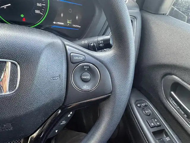 ホンダ ヴェゼル ハイブリッド 福岡県 2015(平27)年 10.7万km ルーセブラックM (株)IDOMが運営する【じしゃロン八幡西店】の自社ローン専用車両になります。こちらは現金またはオートローンご利用時の価格です。自社ローンご希望の方は別途その旨お申付け下さい/社外メモリナビ【MDV-L502】/(CD/SD/ipod/フルセグTV)/車両接近通報装置/ブレーキホールド/横滑り防止装置/パドルシフト/バックカメラ/ETC/ステアリングスイッチ/純正フロアマット/ヘッドライトレベライザー/スペアキー有/スマートキー