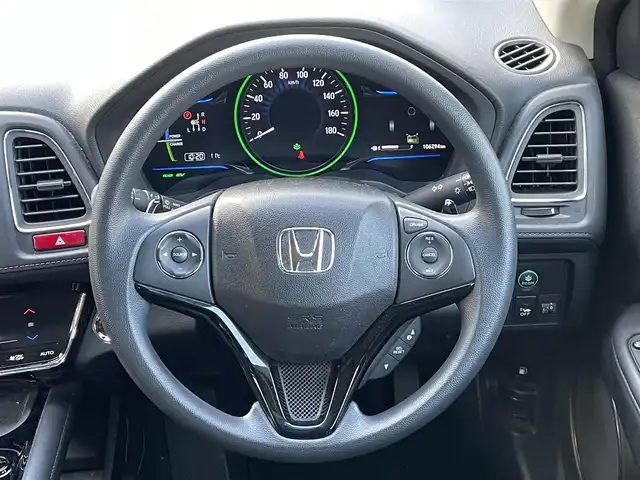 ホンダ ヴェゼル ハイブリッド 福岡県 2015(平27)年 10.7万km ルーセブラックM (株)IDOMが運営する【じしゃロン八幡西店】の自社ローン専用車両になります。こちらは現金またはオートローンご利用時の価格です。自社ローンご希望の方は別途その旨お申付け下さい/社外メモリナビ【MDV-L502】/(CD/SD/ipod/フルセグTV)/車両接近通報装置/ブレーキホールド/横滑り防止装置/パドルシフト/バックカメラ/ETC/ステアリングスイッチ/純正フロアマット/ヘッドライトレベライザー/スペアキー有/スマートキー