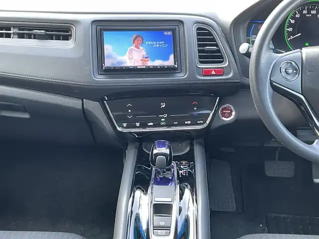 ホンダ ヴェゼル ハイブリッド 福岡県 2015(平27)年 10.7万km ルーセブラックM (株)IDOMが運営する【じしゃロン八幡西店】の自社ローン専用車両になります。こちらは現金またはオートローンご利用時の価格です。自社ローンご希望の方は別途その旨お申付け下さい/社外メモリナビ【MDV-L502】/(CD/SD/ipod/フルセグTV)/車両接近通報装置/ブレーキホールド/横滑り防止装置/パドルシフト/バックカメラ/ETC/ステアリングスイッチ/純正フロアマット/ヘッドライトレベライザー/スペアキー有/スマートキー