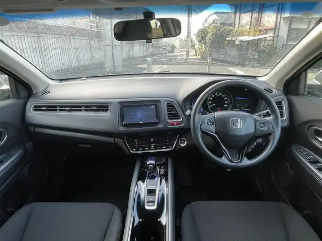 ホンダ ヴェゼル ハイブリッド 福岡県 2015(平27)年 10.7万km ルーセブラックM (株)IDOMが運営する【じしゃロン八幡西店】の自社ローン専用車両になります。こちらは現金またはオートローンご利用時の価格です。自社ローンご希望の方は別途その旨お申付け下さい/社外メモリナビ【MDV-L502】/(CD/SD/ipod/フルセグTV)/車両接近通報装置/ブレーキホールド/横滑り防止装置/パドルシフト/バックカメラ/ETC/ステアリングスイッチ/純正フロアマット/ヘッドライトレベライザー/スペアキー有/スマートキー