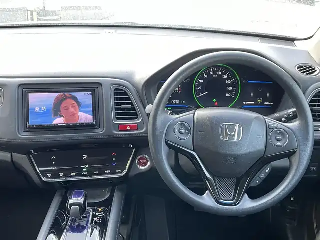 ホンダ ヴェゼル ハイブリッド 福岡県 2015(平27)年 10.7万km ルーセブラックM (株)IDOMが運営する【じしゃロン八幡西店】の自社ローン専用車両になります。こちらは現金またはオートローンご利用時の価格です。自社ローンご希望の方は別途その旨お申付け下さい/社外メモリナビ【MDV-L502】/(CD/SD/ipod/フルセグTV)/車両接近通報装置/ブレーキホールド/横滑り防止装置/パドルシフト/バックカメラ/ETC/ステアリングスイッチ/純正フロアマット/ヘッドライトレベライザー/スペアキー有/スマートキー