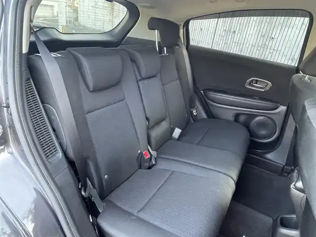 ホンダ ヴェゼル ハイブリッド 福岡県 2015(平27)年 10.7万km ルーセブラックM (株)IDOMが運営する【じしゃロン八幡西店】の自社ローン専用車両になります。こちらは現金またはオートローンご利用時の価格です。自社ローンご希望の方は別途その旨お申付け下さい/社外メモリナビ【MDV-L502】/(CD/SD/ipod/フルセグTV)/車両接近通報装置/ブレーキホールド/横滑り防止装置/パドルシフト/バックカメラ/ETC/ステアリングスイッチ/純正フロアマット/ヘッドライトレベライザー/スペアキー有/スマートキー