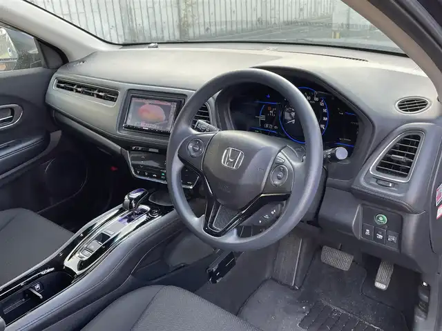 ホンダ ヴェゼル ハイブリッド 福岡県 2015(平27)年 10.7万km ルーセブラックM (株)IDOMが運営する【じしゃロン八幡西店】の自社ローン専用車両になります。こちらは現金またはオートローンご利用時の価格です。自社ローンご希望の方は別途その旨お申付け下さい/社外メモリナビ【MDV-L502】/(CD/SD/ipod/フルセグTV)/車両接近通報装置/ブレーキホールド/横滑り防止装置/パドルシフト/バックカメラ/ETC/ステアリングスイッチ/純正フロアマット/ヘッドライトレベライザー/スペアキー有/スマートキー