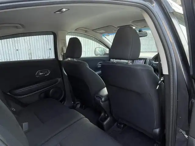 ホンダ ヴェゼル ハイブリッド 福岡県 2015(平27)年 10.7万km ルーセブラックM (株)IDOMが運営する【じしゃロン八幡西店】の自社ローン専用車両になります。こちらは現金またはオートローンご利用時の価格です。自社ローンご希望の方は別途その旨お申付け下さい/社外メモリナビ【MDV-L502】/(CD/SD/ipod/フルセグTV)/車両接近通報装置/ブレーキホールド/横滑り防止装置/パドルシフト/バックカメラ/ETC/ステアリングスイッチ/純正フロアマット/ヘッドライトレベライザー/スペアキー有/スマートキー