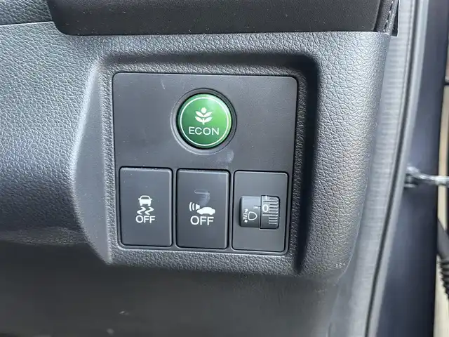 ホンダ ヴェゼル ハイブリッド 福岡県 2015(平27)年 10.7万km ルーセブラックM (株)IDOMが運営する【じしゃロン八幡西店】の自社ローン専用車両になります。こちらは現金またはオートローンご利用時の価格です。自社ローンご希望の方は別途その旨お申付け下さい/社外メモリナビ【MDV-L502】/(CD/SD/ipod/フルセグTV)/車両接近通報装置/ブレーキホールド/横滑り防止装置/パドルシフト/バックカメラ/ETC/ステアリングスイッチ/純正フロアマット/ヘッドライトレベライザー/スペアキー有/スマートキー