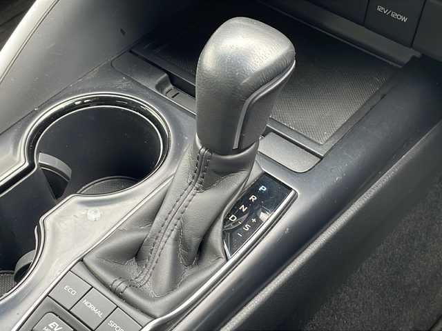 トヨタ カムリ WS 三重県 2019(平31)年 3.4万km プラチナホワイトパールマイカ 衝突軽減　レーンキープ　純正９型ナビ　フルセグＴＶ　ＣＤ　Ｂｌｕｅｔｏｏｔｈ　バックカメラ　ドラレコ　追従型クルコン　コーナーセンサー　オートマチックハイビーム　パドルシフト　ハーフレザーシート　スマートキー　プッシュスタート　USB　ビルトインETC　オートライト　ステアリングスイッチ　横滑り防止　純正アルミ　純正フロアマット　電動格納ミラー