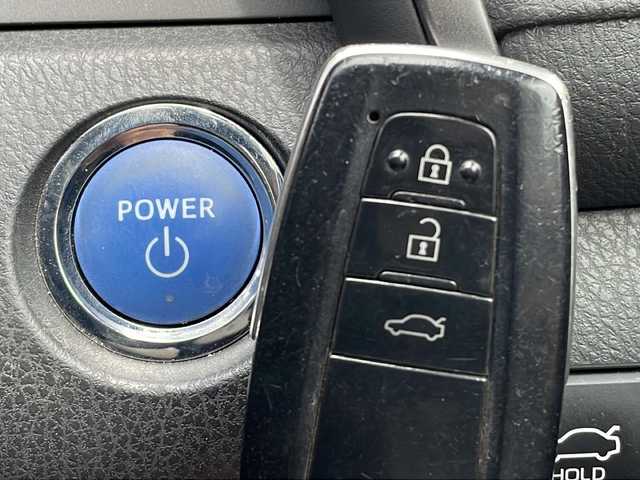 トヨタ カムリ WS 三重県 2019(平31)年 3.4万km プラチナホワイトパールマイカ 衝突軽減　レーンキープ　純正９型ナビ　フルセグＴＶ　ＣＤ　Ｂｌｕｅｔｏｏｔｈ　バックカメラ　ドラレコ　追従型クルコン　コーナーセンサー　オートマチックハイビーム　パドルシフト　ハーフレザーシート　スマートキー　プッシュスタート　USB　ビルトインETC　オートライト　ステアリングスイッチ　横滑り防止　純正アルミ　純正フロアマット　電動格納ミラー
