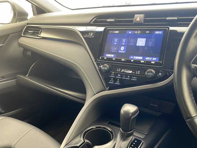 トヨタ カムリ WS 沖縄県 2019(平31)年 3.4万km プラチナホワイトパールマイカ 純正９インチナビ　【NSZT-Y68T】/　（フルセグＴＶ、ＣＤ、Ｂｌｕｅｔｏｏｔｈ）/バックカメラ/衝突軽減/レーンキープアシスト/純正ドライブレコーダー前方/アダプティブクルーズコントロール/コーナーセンサー/オートマチックハイビーム/パドルシフト/ハーフレザーシート/LEDヘッドライト/D席パワーシート/LEDヘッドライト/オートライト/純正アルミホイール