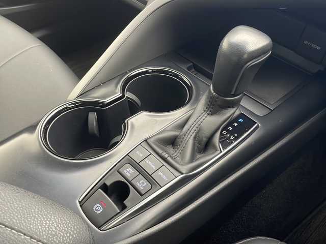 トヨタ カムリ WS 沖縄県 2019(平31)年 3.4万km プラチナホワイトパールマイカ 純正９インチナビ　【NSZT-Y68T】/　（フルセグＴＶ、ＣＤ、Ｂｌｕｅｔｏｏｔｈ）/バックカメラ/衝突軽減/レーンキープアシスト/純正ドライブレコーダー前方/アダプティブクルーズコントロール/コーナーセンサー/オートマチックハイビーム/パドルシフト/ハーフレザーシート/LEDヘッドライト/D席パワーシート/LEDヘッドライト/オートライト/純正アルミホイール