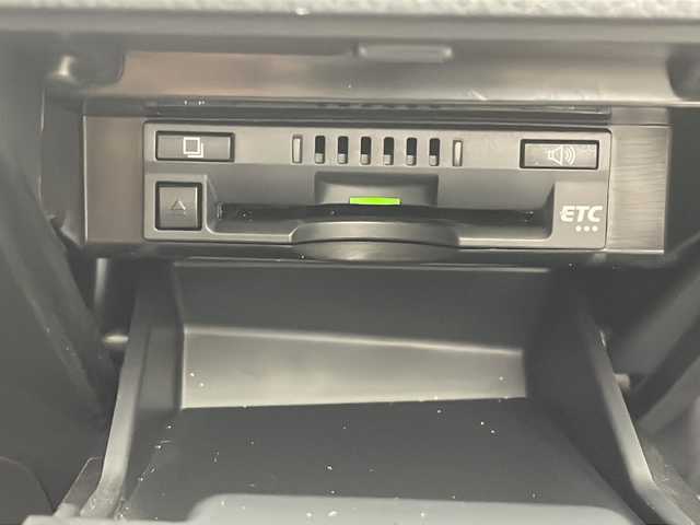 トヨタ カムリ WS 沖縄県 2019(平31)年 3.4万km プラチナホワイトパールマイカ 純正９インチナビ　【NSZT-Y68T】/　（フルセグＴＶ、ＣＤ、Ｂｌｕｅｔｏｏｔｈ）/バックカメラ/衝突軽減/レーンキープアシスト/純正ドライブレコーダー前方/アダプティブクルーズコントロール/コーナーセンサー/オートマチックハイビーム/パドルシフト/ハーフレザーシート/LEDヘッドライト/D席パワーシート/LEDヘッドライト/オートライト/純正アルミホイール