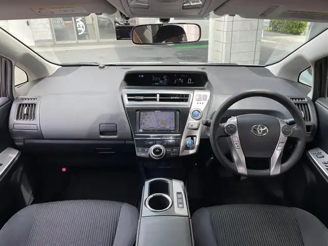 トヨタ プリウス α S 東京都 2017(平29)年 6.9万km スーパーホワイトⅡ 社外メモリーナビ/　BT AM/FM AUX/３列シート/シルバー加飾ウレタン製ステアリングホイール/　ステアリングスイッチ/（マルチインフォメーション/オーディオ）/革巻きアームレスト付センターコンソール/ETC/ドライブレコーダー（前方）/レベライザー/デジタルメーター/スマートエントリー/レベライザー/プッシュスタート/AW付サマータイヤ車載/保証書＆取扱説明書