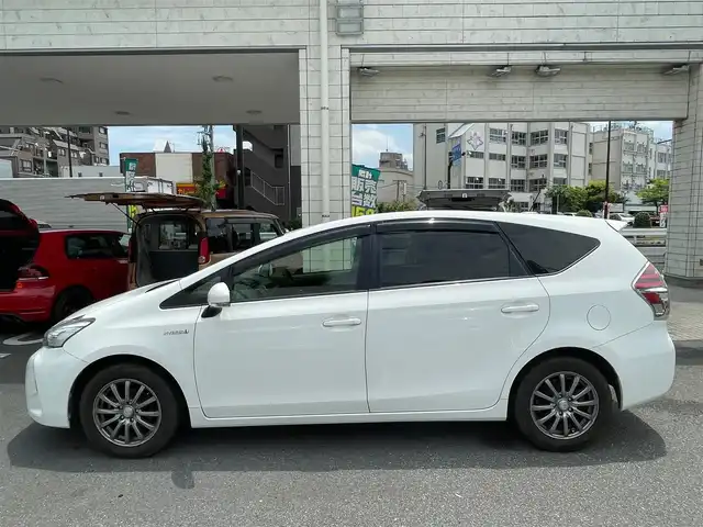 トヨタ プリウス α S 東京都 2017(平29)年 6.9万km スーパーホワイトⅡ 社外メモリーナビ/　BT AM/FM AUX/３列シート/シルバー加飾ウレタン製ステアリングホイール/　ステアリングスイッチ/（マルチインフォメーション/オーディオ）/革巻きアームレスト付センターコンソール/ETC/ドライブレコーダー（前方）/レベライザー/デジタルメーター/スマートエントリー/レベライザー/プッシュスタート/AW付サマータイヤ車載/保証書＆取扱説明書