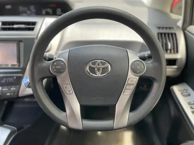 トヨタ プリウス α S 東京都 2017(平29)年 6.9万km スーパーホワイトⅡ 社外メモリーナビ/　BT AM/FM AUX/３列シート/シルバー加飾ウレタン製ステアリングホイール/　ステアリングスイッチ/（マルチインフォメーション/オーディオ）/革巻きアームレスト付センターコンソール/ETC/ドライブレコーダー（前方）/レベライザー/デジタルメーター/スマートエントリー/レベライザー/プッシュスタート/AW付サマータイヤ車載/保証書＆取扱説明書