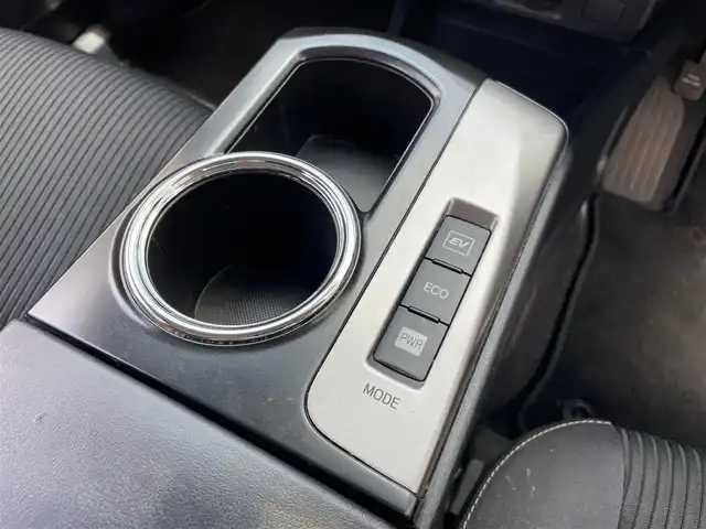 トヨタ プリウス α S 東京都 2017(平29)年 6.9万km スーパーホワイトⅡ 社外メモリーナビ/　BT AM/FM AUX/３列シート/シルバー加飾ウレタン製ステアリングホイール/　ステアリングスイッチ/（マルチインフォメーション/オーディオ）/革巻きアームレスト付センターコンソール/ETC/ドライブレコーダー（前方）/レベライザー/デジタルメーター/スマートエントリー/レベライザー/プッシュスタート/AW付サマータイヤ車載/保証書＆取扱説明書