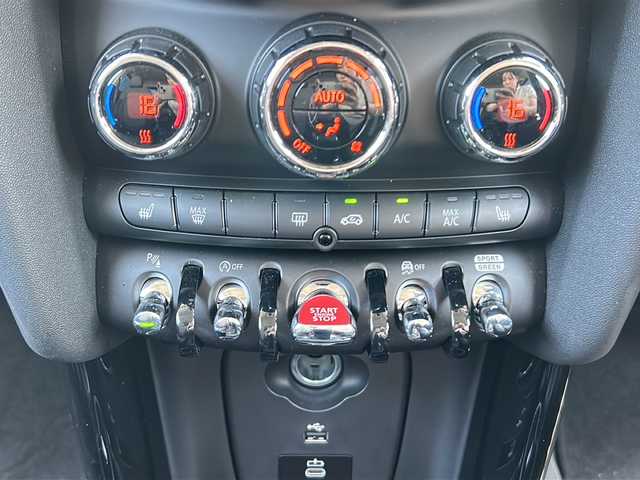 ＭＩＮＩ ミニ クーパー D 千葉県 2024(令6)年 0.3万km パールⅡ １オーナー　アップルカープレイ　バックカメラ　シートヒーター　ミラーＥＴＣ　レーダークルコン　タイプＣ　　ＵＳＢ　ドラレコ オートワイパー　オートライト　ＬＥＤライト　１６ＡＷ　ナノクホワイトカラー