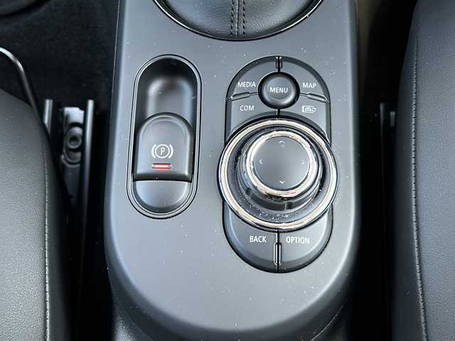ＭＩＮＩ ミニ クーパー D 千葉県 2024(令6)年 0.3万km パールⅡ １オーナー　アップルカープレイ　バックカメラ　シートヒーター　ミラーＥＴＣ　レーダークルコン　タイプＣ　　ＵＳＢ　ドラレコ オートワイパー　オートライト　ＬＥＤライト　１６ＡＷ　ナノクホワイトカラー