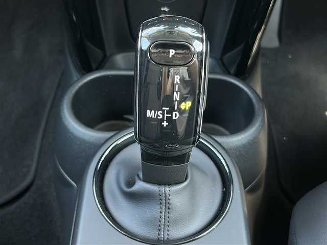 ＭＩＮＩ ミニ クーパー D 千葉県 2024(令6)年 0.3万km パールⅡ １オーナー　アップルカープレイ　バックカメラ　シートヒーター　ミラーＥＴＣ　レーダークルコン　タイプＣ　　ＵＳＢ　ドラレコ オートワイパー　オートライト　ＬＥＤライト　１６ＡＷ　ナノクホワイトカラー