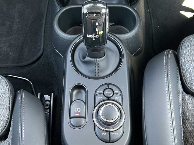 ＭＩＮＩ ミニ クーパー D 千葉県 2024(令6)年 0.3万km パールⅡ １オーナー　アップルカープレイ　バックカメラ　シートヒーター　ミラーＥＴＣ　レーダークルコン　タイプＣ　　ＵＳＢ　ドラレコ オートワイパー　オートライト　ＬＥＤライト　１６ＡＷ　ナノクホワイトカラー