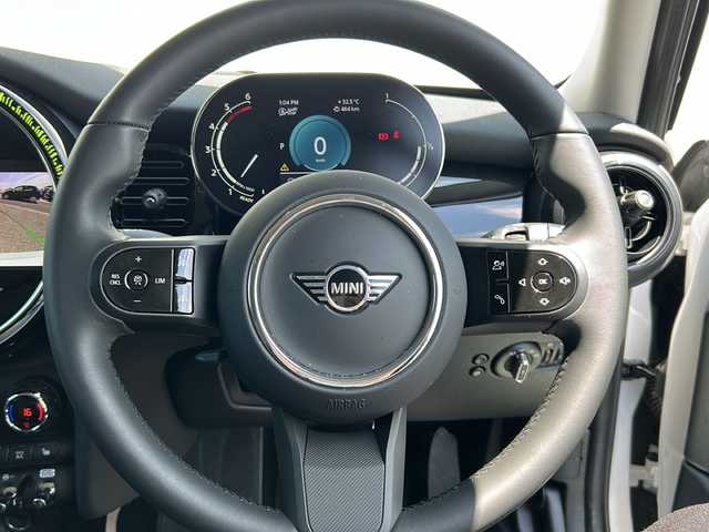 ＭＩＮＩ ミニ クーパー D 千葉県 2024(令6)年 0.3万km パールⅡ １オーナー　アップルカープレイ　バックカメラ　シートヒーター　ミラーＥＴＣ　レーダークルコン　タイプＣ　　ＵＳＢ　ドラレコ オートワイパー　オートライト　ＬＥＤライト　１６ＡＷ　ナノクホワイトカラー
