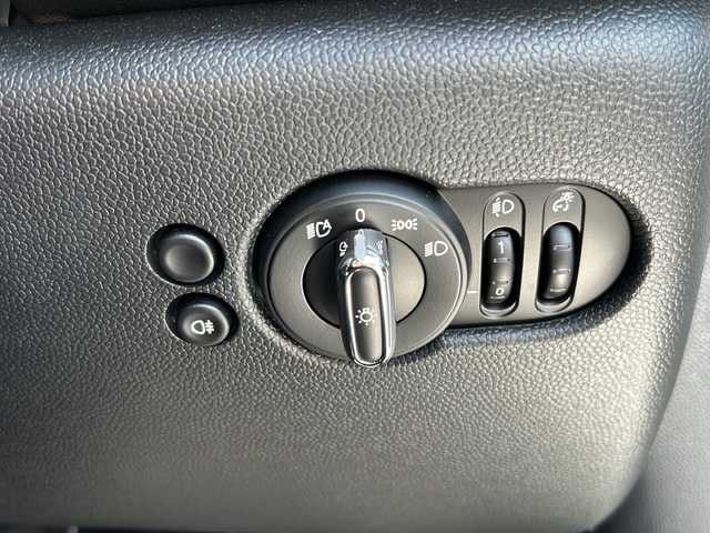 ＭＩＮＩ ミニ クーパー D 千葉県 2024(令6)年 0.3万km パールⅡ １オーナー　アップルカープレイ　バックカメラ　シートヒーター　ミラーＥＴＣ　レーダークルコン　タイプＣ　　ＵＳＢ　ドラレコ オートワイパー　オートライト　ＬＥＤライト　１６ＡＷ　ナノクホワイトカラー