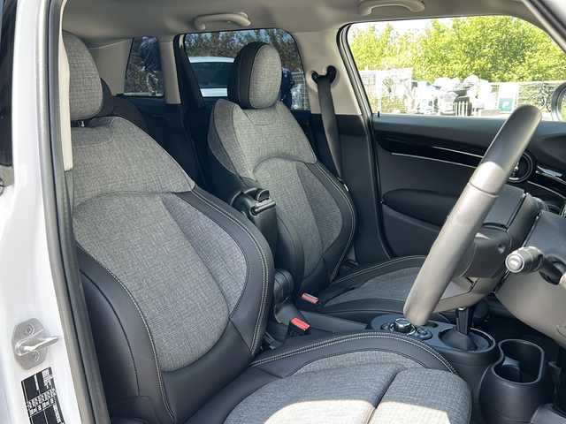 ＭＩＮＩ ミニ クーパー D 千葉県 2024(令6)年 0.3万km パールⅡ １オーナー　アップルカープレイ　バックカメラ　シートヒーター　ミラーＥＴＣ　レーダークルコン　タイプＣ　　ＵＳＢ　ドラレコ オートワイパー　オートライト　ＬＥＤライト　１６ＡＷ　ナノクホワイトカラー