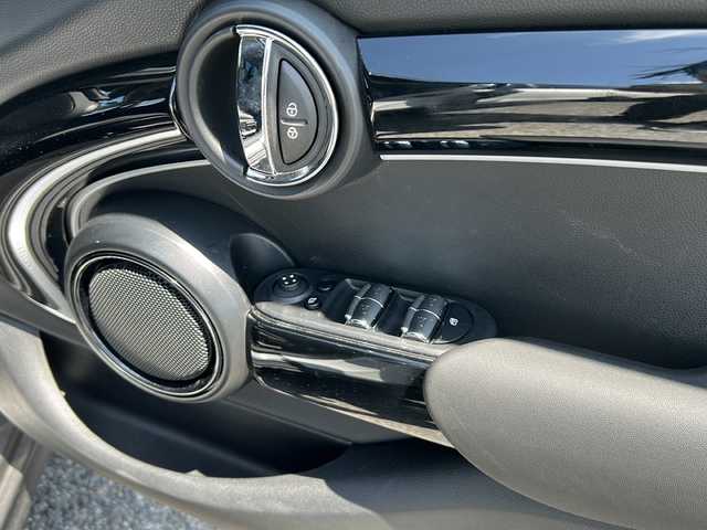 ＭＩＮＩ ミニ クーパー D 千葉県 2024(令6)年 0.3万km パールⅡ １オーナー　アップルカープレイ　バックカメラ　シートヒーター　ミラーＥＴＣ　レーダークルコン　タイプＣ　　ＵＳＢ　ドラレコ オートワイパー　オートライト　ＬＥＤライト　１６ＡＷ　ナノクホワイトカラー