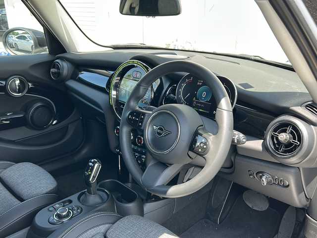 ＭＩＮＩ ミニ クーパー D 千葉県 2024(令6)年 0.3万km パールⅡ １オーナー　アップルカープレイ　バックカメラ　シートヒーター　ミラーＥＴＣ　レーダークルコン　タイプＣ　　ＵＳＢ　ドラレコ オートワイパー　オートライト　ＬＥＤライト　１６ＡＷ　ナノクホワイトカラー