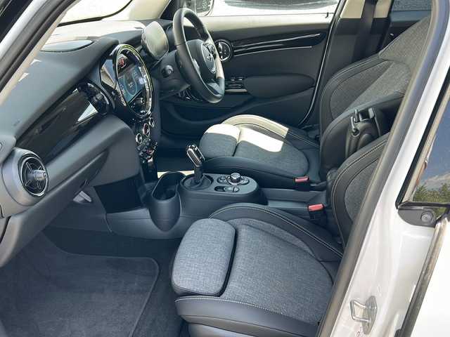ＭＩＮＩ ミニ クーパー D 千葉県 2024(令6)年 0.3万km パールⅡ １オーナー　アップルカープレイ　バックカメラ　シートヒーター　ミラーＥＴＣ　レーダークルコン　タイプＣ　　ＵＳＢ　ドラレコ オートワイパー　オートライト　ＬＥＤライト　１６ＡＷ　ナノクホワイトカラー