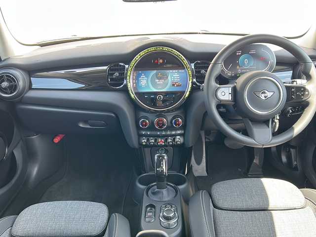 ＭＩＮＩ ミニ クーパー D 千葉県 2024(令6)年 0.3万km パールⅡ １オーナー　アップルカープレイ　バックカメラ　シートヒーター　ミラーＥＴＣ　レーダークルコン　タイプＣ　　ＵＳＢ　ドラレコ オートワイパー　オートライト　ＬＥＤライト　１６ＡＷ　ナノクホワイトカラー