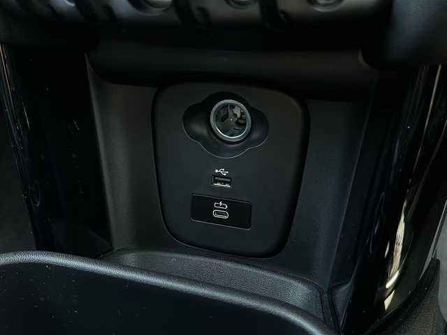 ＭＩＮＩ ミニ クーパー D 千葉県 2024(令6)年 0.3万km パールⅡ １オーナー　アップルカープレイ　バックカメラ　シートヒーター　ミラーＥＴＣ　レーダークルコン　タイプＣ　　ＵＳＢ　ドラレコ オートワイパー　オートライト　ＬＥＤライト　１６ＡＷ　ナノクホワイトカラー