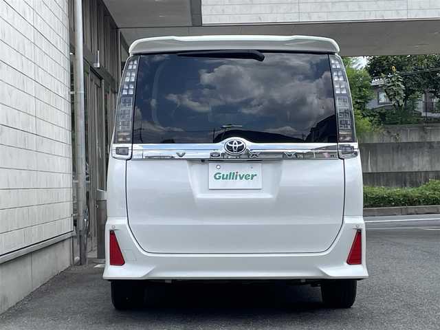 トヨタ ヴォクシー ZS 煌Ⅱ 埼玉県 2016(平28)年 7.7万km ホワイトパールクリスタルシャイン レーダーブレーキサポート/レーンキープ/オートハイビーム/純正10インチナビゲーション/純正後席フリップダウンモニター/CD/DVD/Bluetooth/フルセグTV/バックカメラ/7人乗り/両側電動スライドドア/FRコーナーセンサー/LEDヘッドライト/アイドリングストップ/スマートキー/スペアキー/ETC