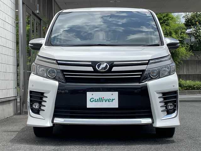 トヨタ ヴォクシー ZS 煌Ⅱ 埼玉県 2016(平28)年 7.7万km ホワイトパールクリスタルシャイン レーダーブレーキサポート/レーンキープ/オートハイビーム/純正10インチナビゲーション/純正後席フリップダウンモニター/CD/DVD/Bluetooth/フルセグTV/バックカメラ/7人乗り/両側電動スライドドア/FRコーナーセンサー/LEDヘッドライト/アイドリングストップ/スマートキー/スペアキー/ETC