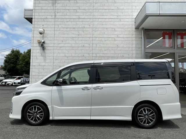 トヨタ ヴォクシー ZS 煌Ⅱ 埼玉県 2016(平28)年 7.7万km ホワイトパールクリスタルシャイン レーダーブレーキサポート/レーンキープ/オートハイビーム/純正10インチナビゲーション/純正後席フリップダウンモニター/CD/DVD/Bluetooth/フルセグTV/バックカメラ/7人乗り/両側電動スライドドア/FRコーナーセンサー/LEDヘッドライト/アイドリングストップ/スマートキー/スペアキー/ETC