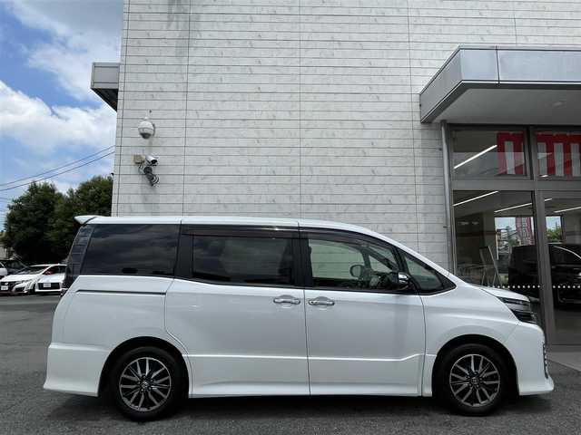 トヨタ ヴォクシー ZS 煌Ⅱ 埼玉県 2016(平28)年 7.7万km ホワイトパールクリスタルシャイン レーダーブレーキサポート/レーンキープ/オートハイビーム/純正10インチナビゲーション/純正後席フリップダウンモニター/CD/DVD/Bluetooth/フルセグTV/バックカメラ/7人乗り/両側電動スライドドア/FRコーナーセンサー/LEDヘッドライト/アイドリングストップ/スマートキー/スペアキー/ETC