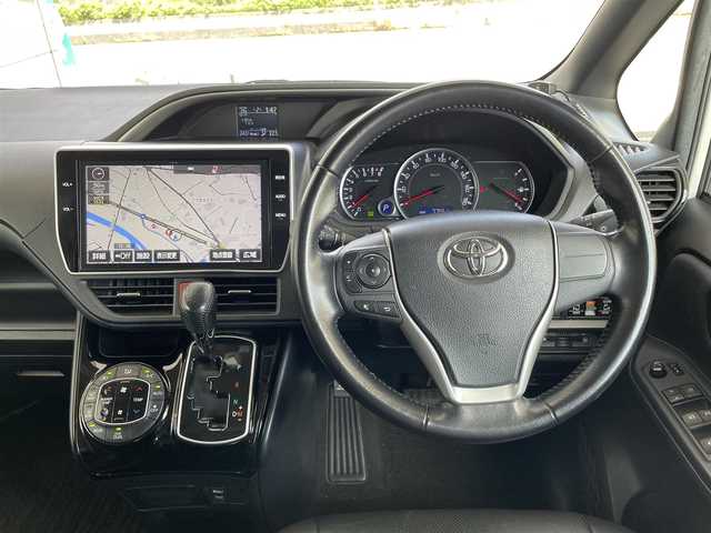 トヨタ ヴォクシー ZS 煌Ⅱ 埼玉県 2016(平28)年 7.7万km ホワイトパールクリスタルシャイン レーダーブレーキサポート/レーンキープ/オートハイビーム/純正10インチナビゲーション/純正後席フリップダウンモニター/CD/DVD/Bluetooth/フルセグTV/バックカメラ/7人乗り/両側電動スライドドア/FRコーナーセンサー/LEDヘッドライト/アイドリングストップ/スマートキー/スペアキー/ETC