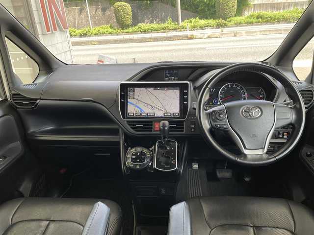 トヨタ ヴォクシー ZS 煌Ⅱ 埼玉県 2016(平28)年 7.7万km ホワイトパールクリスタルシャイン レーダーブレーキサポート/レーンキープ/オートハイビーム/純正10インチナビゲーション/純正後席フリップダウンモニター/CD/DVD/Bluetooth/フルセグTV/バックカメラ/7人乗り/両側電動スライドドア/FRコーナーセンサー/LEDヘッドライト/アイドリングストップ/スマートキー/スペアキー/ETC