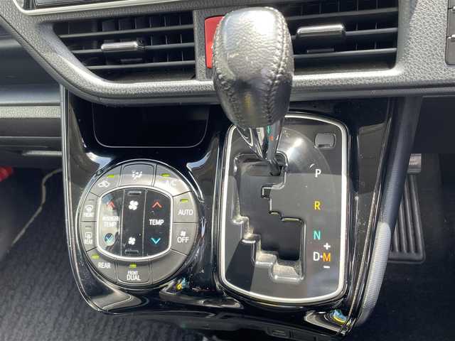 トヨタ ヴォクシー ZS 煌Ⅱ 埼玉県 2016(平28)年 7.7万km ホワイトパールクリスタルシャイン レーダーブレーキサポート/レーンキープ/オートハイビーム/純正10インチナビゲーション/純正後席フリップダウンモニター/CD/DVD/Bluetooth/フルセグTV/バックカメラ/7人乗り/両側電動スライドドア/FRコーナーセンサー/LEDヘッドライト/アイドリングストップ/スマートキー/スペアキー/ETC
