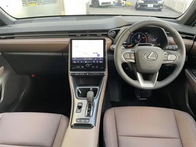 レクサス ＬＢＸ エレガント 埼玉県 2025(令7)年 0.9万km ソニッククォーツ 4WD/ワンオーナー/寒冷地仕様/Lexus Safety System +/・プリクラッシュセーフティ/・レーダークルーズコントロール/ (全車速追従機能付)/・アダプティブハイビームシステム/・レーントレーシングアシスト/・ロードサインアシスト/・プロアクティブドライビングアシスト/・レーンディパーチャーアラート/・ドライバー異常時対応システム/・発進遅れ告知機能/チームメイトアドバンストドライブ/チームアドバンストパーク/純正9.8インチディスプレイオーディオ(コネクティッドナビ対応)/　DTV/BT/Miracast/USB(Type-C)/レザーシート/運転席パワーシート/前席シートヒーター/カラーヘッドアップディスプレイ/ブラインドスポットモニター/パノラミックビューモニター/パーキングサポートブレーキ/ステアリングヒーター/運転席メモリーシート/クリアランスソナー/電動リアゲート/純正ドライブレコーダー前後/ビルトインETC2.0/純正18インチアルミホイール/LEDフォグライト/プッシュスタート/スマートキー/スペアキー×1 カードキー×1/保証書