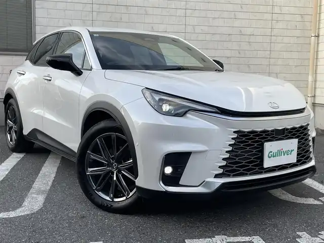 レクサス ＬＢＸ エレガント 埼玉県 2025(令7)年 0.9万km ソニッククォーツ 4WD/ワンオーナー/寒冷地仕様/Lexus Safety System +/・プリクラッシュセーフティ/・レーダークルーズコントロール/ (全車速追従機能付)/・アダプティブハイビームシステム/・レーントレーシングアシスト/・ロードサインアシスト/・プロアクティブドライビングアシスト/・レーンディパーチャーアラート/・ドライバー異常時対応システム/・発進遅れ告知機能/チームメイトアドバンストドライブ/チームアドバンストパーク/純正9.8インチディスプレイオーディオ(コネクティッドナビ対応)/　DTV/BT/Miracast/USB(Type-C)/レザーシート/運転席パワーシート/前席シートヒーター/カラーヘッドアップディスプレイ/ブラインドスポットモニター/パノラミックビューモニター/パーキングサポートブレーキ/ステアリングヒーター/運転席メモリーシート/クリアランスソナー/電動リアゲート/純正ドライブレコーダー前後/ビルトインETC2.0/純正18インチアルミホイール/LEDフォグライト/プッシュスタート/スマートキー/スペアキー×1 カードキー×1/保証書