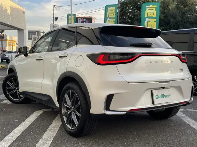 レクサス ＬＢＸ エレガント 埼玉県 2025(令7)年 0.9万km ソニッククォーツ 4WD/ワンオーナー/寒冷地仕様/Lexus Safety System +/・プリクラッシュセーフティ/・レーダークルーズコントロール/ (全車速追従機能付)/・アダプティブハイビームシステム/・レーントレーシングアシスト/・ロードサインアシスト/・プロアクティブドライビングアシスト/・レーンディパーチャーアラート/・ドライバー異常時対応システム/・発進遅れ告知機能/チームメイトアドバンストドライブ/チームアドバンストパーク/純正9.8インチディスプレイオーディオ(コネクティッドナビ対応)/　DTV/BT/Miracast/USB(Type-C)/レザーシート/運転席パワーシート/前席シートヒーター/カラーヘッドアップディスプレイ/ブラインドスポットモニター/パノラミックビューモニター/パーキングサポートブレーキ/ステアリングヒーター/運転席メモリーシート/クリアランスソナー/電動リアゲート/純正ドライブレコーダー前後/ビルトインETC2.0/純正18インチアルミホイール/LEDフォグライト/プッシュスタート/スマートキー/スペアキー×1 カードキー×1/保証書