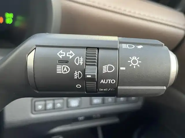 レクサス ＬＢＸ エレガント 埼玉県 2025(令7)年 0.9万km ソニッククォーツ 4WD/ワンオーナー/寒冷地仕様/Lexus Safety System +/・プリクラッシュセーフティ/・レーダークルーズコントロール/ (全車速追従機能付)/・アダプティブハイビームシステム/・レーントレーシングアシスト/・ロードサインアシスト/・プロアクティブドライビングアシスト/・レーンディパーチャーアラート/・ドライバー異常時対応システム/・発進遅れ告知機能/チームメイトアドバンストドライブ/チームアドバンストパーク/純正9.8インチディスプレイオーディオ(コネクティッドナビ対応)/　DTV/BT/Miracast/USB(Type-C)/レザーシート/運転席パワーシート/前席シートヒーター/カラーヘッドアップディスプレイ/ブラインドスポットモニター/パノラミックビューモニター/パーキングサポートブレーキ/ステアリングヒーター/運転席メモリーシート/クリアランスソナー/電動リアゲート/純正ドライブレコーダー前後/ビルトインETC2.0/純正18インチアルミホイール/LEDフォグライト/プッシュスタート/スマートキー/スペアキー×1 カードキー×1/保証書