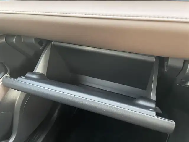 レクサス ＬＢＸ エレガント 埼玉県 2025(令7)年 0.9万km ソニッククォーツ 4WD/ワンオーナー/寒冷地仕様/Lexus Safety System +/・プリクラッシュセーフティ/・レーダークルーズコントロール/ (全車速追従機能付)/・アダプティブハイビームシステム/・レーントレーシングアシスト/・ロードサインアシスト/・プロアクティブドライビングアシスト/・レーンディパーチャーアラート/・ドライバー異常時対応システム/・発進遅れ告知機能/チームメイトアドバンストドライブ/チームアドバンストパーク/純正9.8インチディスプレイオーディオ(コネクティッドナビ対応)/　DTV/BT/Miracast/USB(Type-C)/レザーシート/運転席パワーシート/前席シートヒーター/カラーヘッドアップディスプレイ/ブラインドスポットモニター/パノラミックビューモニター/パーキングサポートブレーキ/ステアリングヒーター/運転席メモリーシート/クリアランスソナー/電動リアゲート/純正ドライブレコーダー前後/ビルトインETC2.0/純正18インチアルミホイール/LEDフォグライト/プッシュスタート/スマートキー/スペアキー×1 カードキー×1/保証書