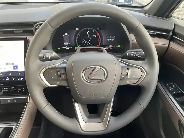 レクサス ＬＢＸ エレガント 埼玉県 2025(令7)年 0.9万km ソニッククォーツ 4WD/ワンオーナー/寒冷地仕様/Lexus Safety System +/・プリクラッシュセーフティ/・レーダークルーズコントロール/ (全車速追従機能付)/・アダプティブハイビームシステム/・レーントレーシングアシスト/・ロードサインアシスト/・プロアクティブドライビングアシスト/・レーンディパーチャーアラート/・ドライバー異常時対応システム/・発進遅れ告知機能/チームメイトアドバンストドライブ/チームアドバンストパーク/純正9.8インチディスプレイオーディオ(コネクティッドナビ対応)/　DTV/BT/Miracast/USB(Type-C)/レザーシート/運転席パワーシート/前席シートヒーター/カラーヘッドアップディスプレイ/ブラインドスポットモニター/パノラミックビューモニター/パーキングサポートブレーキ/ステアリングヒーター/運転席メモリーシート/クリアランスソナー/電動リアゲート/純正ドライブレコーダー前後/ビルトインETC2.0/純正18インチアルミホイール/LEDフォグライト/プッシュスタート/スマートキー/スペアキー×1 カードキー×1/保証書