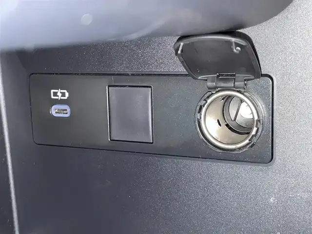 レクサス ＬＢＸ エレガント 埼玉県 2025(令7)年 0.9万km ソニッククォーツ 4WD/ワンオーナー/寒冷地仕様/Lexus Safety System +/・プリクラッシュセーフティ/・レーダークルーズコントロール/ (全車速追従機能付)/・アダプティブハイビームシステム/・レーントレーシングアシスト/・ロードサインアシスト/・プロアクティブドライビングアシスト/・レーンディパーチャーアラート/・ドライバー異常時対応システム/・発進遅れ告知機能/チームメイトアドバンストドライブ/チームアドバンストパーク/純正9.8インチディスプレイオーディオ(コネクティッドナビ対応)/　DTV/BT/Miracast/USB(Type-C)/レザーシート/運転席パワーシート/前席シートヒーター/カラーヘッドアップディスプレイ/ブラインドスポットモニター/パノラミックビューモニター/パーキングサポートブレーキ/ステアリングヒーター/運転席メモリーシート/クリアランスソナー/電動リアゲート/純正ドライブレコーダー前後/ビルトインETC2.0/純正18インチアルミホイール/LEDフォグライト/プッシュスタート/スマートキー/スペアキー×1 カードキー×1/保証書