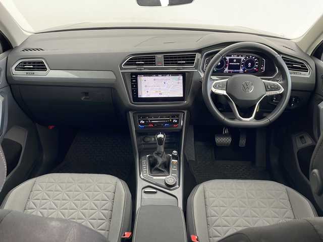 フォルクスワーゲン ＶＷ ティグアン TSI 4モーション アクティブアドバンス 秋田県 2023(令5)年 2.1万km ディープブラックパールエフェクト ４ＷＤ/ワンオーナー/純正ナビ/　(フルセグTV/Bluetooth/USB)/全方位カメラ/電動リアゲート/アダプティブクルーズコントロール/パドルシフト/ステアリングヒーター/前席シートヒーター/純正フロアマット/オートライト/パーキングアシスト/スマートキー/スペアキー/前後ドライブレコーダー/ＥＴＣ2.0/ＬＥＤヘッドライト