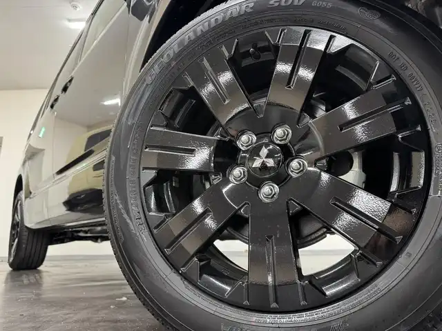 三菱 デリカＤ：５ シャモニー 三重県 2025(令7)年 0.1千km グラファイトグレーメタリック/ブラックマイカ 2.2L ディーゼルターボ/パートタイム4WD/MTモード付インパネ8AT/マルチアラウンドモニター/両側オートスライドドア/e-Assist/・衝突被害軽減ブレーキシステム［FCM］/・車線逸脱警報システム［LDW］/・レーダークルーズコントロールシステム［ACC］/・オートマチックハイビーム［AHB］/・誤発進抑制機能（前進時）/・後側方車両検知警報システム（レーンチェンジアシスト機能付）［BSW/LCA］/・後退時交差車両検知警報システム［RCTA］/など/装備/・ハーフレザーシート/・シートヒーター（D/N）/・パワーシート（D6way）/・エレクトリックテールゲート（電動バックドア）/・左右独立オートエアコン/・AC100V電源コンセント（100W）/・オートライト/・LED ヘッドランプ＋フロントフォグランプ/・パドルシフト/・オートワイパー/・自動防眩ルームミラー（カメラモニター内蔵）/・シャモニー専用 純正18inAW（ブラック塗装）/・プッシュスタート/・CHAMONIX専用OPボディカラー『グラファイトグレーメタリック/ブラックマイカ［U27X42］［H2X］』/・保/取/・スマートキーx2/など