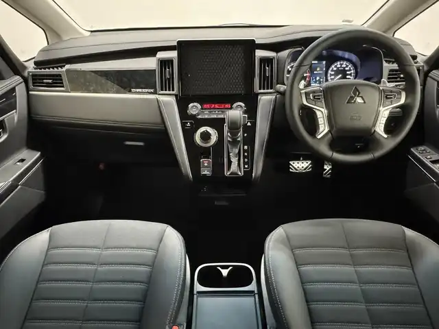 三菱 デリカＤ：５ シャモニー 三重県 2025(令7)年 0.1千km グラファイトグレーメタリック/ブラックマイカ 2.2L ディーゼルターボ/パートタイム4WD/MTモード付インパネ8AT/マルチアラウンドモニター/両側オートスライドドア/e-Assist/・衝突被害軽減ブレーキシステム［FCM］/・車線逸脱警報システム［LDW］/・レーダークルーズコントロールシステム［ACC］/・オートマチックハイビーム［AHB］/・誤発進抑制機能（前進時）/・後側方車両検知警報システム（レーンチェンジアシスト機能付）［BSW/LCA］/・後退時交差車両検知警報システム［RCTA］/など/装備/・ハーフレザーシート/・シートヒーター（D/N）/・パワーシート（D6way）/・エレクトリックテールゲート（電動バックドア）/・左右独立オートエアコン/・AC100V電源コンセント（100W）/・オートライト/・LED ヘッドランプ＋フロントフォグランプ/・パドルシフト/・オートワイパー/・自動防眩ルームミラー（カメラモニター内蔵）/・シャモニー専用 純正18inAW（ブラック塗装）/・プッシュスタート/・CHAMONIX専用OPボディカラー『グラファイトグレーメタリック/ブラックマイカ［U27X42］［H2X］』/・保/取/・スマートキーx2/など